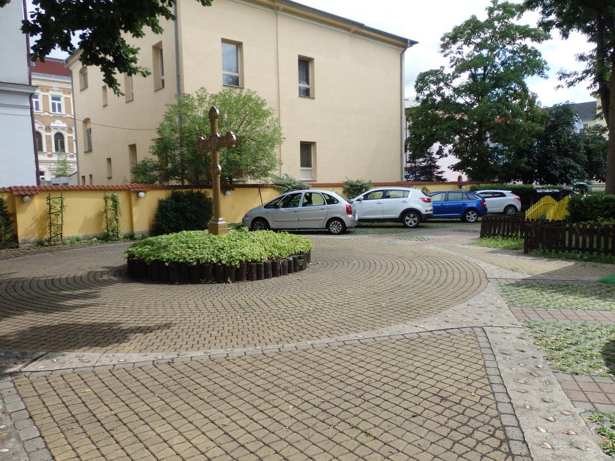 Hotel Zlaty Kriz Теплице Экстерьер фото