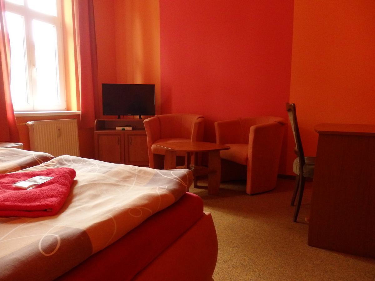Hotel Zlaty Kriz Теплице Экстерьер фото