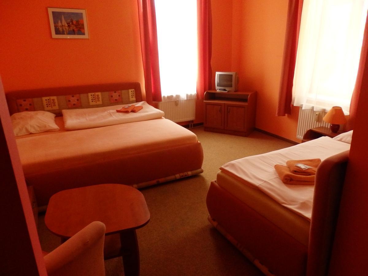 Hotel Zlaty Kriz Теплице Экстерьер фото