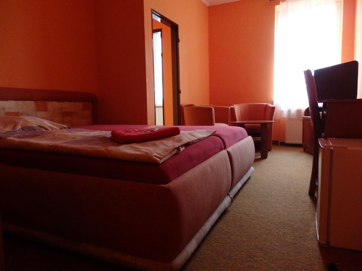 Hotel Zlaty Kriz Теплице Экстерьер фото