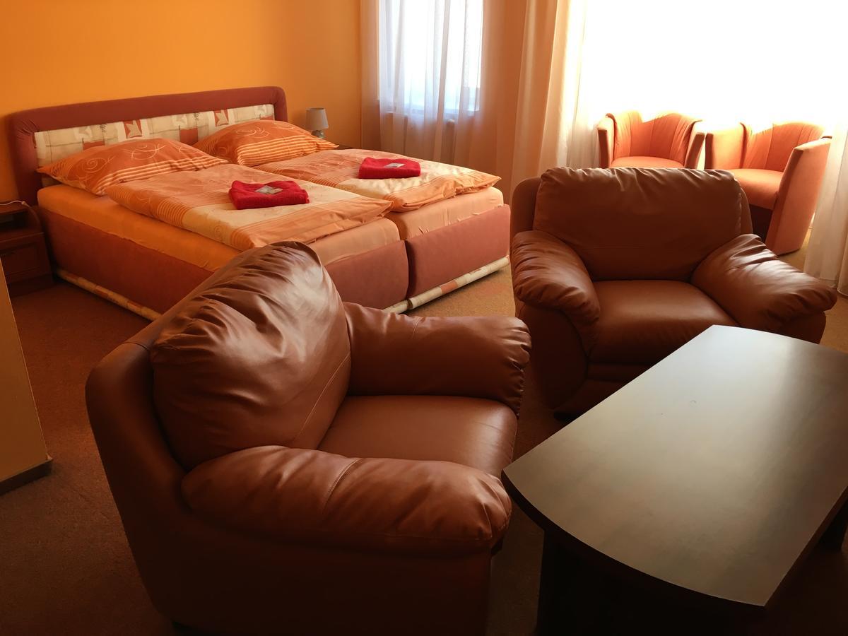 Hotel Zlaty Kriz Теплице Экстерьер фото